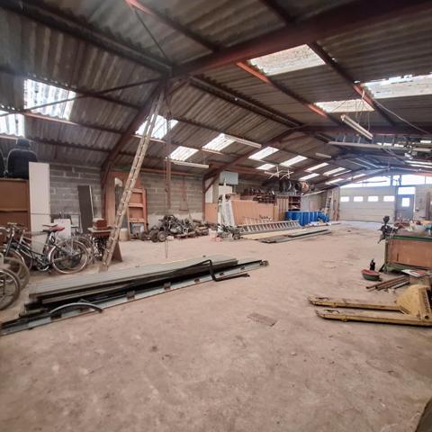 Ensemble immobiler avec maison , studios et très grand dépôt