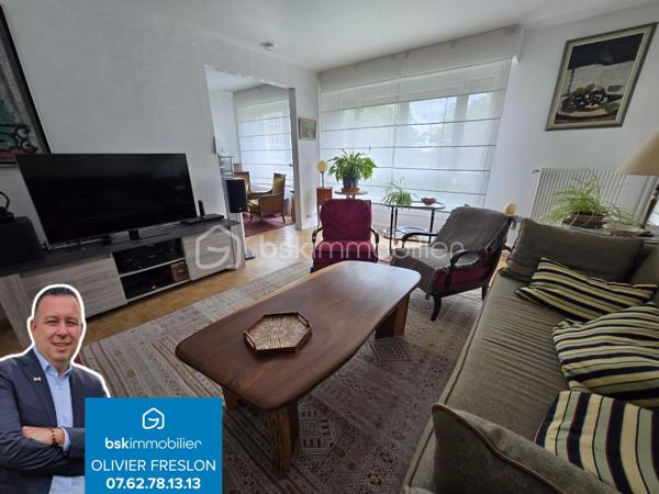 Magnifique appartement de type T4 de 79m² à Nevers

Exclusif chez BSK immobilier!

Situé dans une résidence recherchée, sécurisée avec ascenseur, dans un quartier très prisé de Nevers, proche du centre ville, des écoles,
commerces et commodités, nous vous présentons ce magnifique appartement entièrement rénové de type T4 d'une surface Loi Carrez de
79m², proposant 4 pièces, comprenant salon, séjour,, cuisine indépendante, aménagée et équipée, salle d'eau, wc 2 chambres, dressing
indépendant et équipé, beau balcon orienté sud-ouest avec belle vue sur la Loire, ainsi qu'une place de parking privative et une cave .
Cet appartement propose une grande entrée, dont le dégagement dessert toutes les pièces.
A droite de l'entrée, il dispose d'une cuisine indépendante, aménagée et équipée, ainsi qu'un petit cellier pour le côté pratique.
A gauche de l'entrée, cet appartement propose un salon et séjour de 31m², dont la porte fenêtre mène à un grand balcon orienté en sud
ouest, disposant d'une belle vue sur la Loire.
Face à l'entrée, un dégagement de couloir dessert un wc indépendant, une salle d'eau, ainsi que 2 chambres de 10m² et 10.5m², cette dernière
disposant également d'une porte fenêtre qui donne aussi sur le balcon.
Côté pratique, cet appartement propose aussi un beau dressing indépendant et équipé.
Cet appartement dispose également d'une place de parking privative et d'une cave.
Tous les sols de cet appartement sont en carrelage (entrée, dégagement, wc salle d'eau),en linoléum (cuisine et cellier) ou en parquet chêne mosaïque (salon séjour et dressing), il dispose d'une isolation double vitrage PVC, de volets roulants mécaniques, d'un chauffage collectif urbain compris dans les charges, ainsi qu'un ballon production d'eau chaude 200L.

Photos supplémentaires disponibles sur BSK IMMOBILIER > Nos conseillers > Olivier FRESLON.
Pour tout renseignement complémentaire ou pour une visite, contactez moi au 07.62.78.13.13

Les plus de cet appartement : Le quartier proche du centre ville et de toutes les commodités, l'environnement très calme, la résidence sécurisée et très recherchée, son agencement intérieur entièrement rénové, son balcon bien exposé avec sa vue sur la Loire, son interphone,
sa place de parking privative et sa cave.

Idéal pour un premier achat vous serez séduits par les atouts de ce bel appartement, c'est un vrai coup de coeur !!
