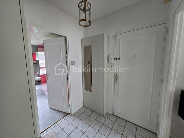 Magnifique appartement de type T4 de 79m² à Nevers

Exclusif chez BSK immobilier!

Situé dans une résidence recherchée, sécurisée avec ascenseur, dans un quartier très prisé de Nevers, proche du centre ville, des écoles,
commerces et commodités, nous vous présentons ce magnifique appartement entièrement rénové de type T4 d'une surface Loi Carrez de
79m², proposant 4 pièces, comprenant salon, séjour,, cuisine indépendante, aménagée et équipée, salle d'eau, wc 2 chambres, dressing
indépendant et équipé, beau balcon orienté sud-ouest avec belle vue sur la Loire, ainsi qu'une place de parking privative et une cave .
Cet appartement propose une grande entrée, dont le dégagement dessert toutes les pièces.
A droite de l'entrée, il dispose d'une cuisine indépendante, aménagée et équipée, ainsi qu'un petit cellier pour le côté pratique.
A gauche de l'entrée, cet appartement propose un salon et séjour de 31m², dont la porte fenêtre mène à un grand balcon orienté en sud
ouest, disposant d'une belle vue sur la Loire.
Face à l'entrée, un dégagement de couloir dessert un wc indépendant, une salle d'eau, ainsi que 2 chambres de 10m² et 10.5m², cette dernière
disposant également d'une porte fenêtre qui donne aussi sur le balcon.
Côté pratique, cet appartement propose aussi un beau dressing indépendant et équipé.
Cet appartement dispose également d'une place de parking privative et d'une cave.
Tous les sols de cet appartement sont en carrelage (entrée, dégagement, wc salle d'eau),en linoléum (cuisine et cellier) ou en parquet chêne mosaïque (salon séjour et dressing), il dispose d'une isolation double vitrage PVC, de volets roulants mécaniques, d'un chauffage collectif urbain compris dans les charges, ainsi qu'un ballon production d'eau chaude 200L.

Photos supplémentaires disponibles sur BSK IMMOBILIER > Nos conseillers > Olivier FRESLON.
Pour tout renseignement complémentaire ou pour une visite, contactez moi au 07.62.78.13.13

Les plus de cet appartement : Le quartier proche du centre ville et de toutes les commodités, l'environnement très calme, la résidence sécurisée et très recherchée, son agencement intérieur entièrement rénové, son balcon bien exposé avec sa vue sur la Loire, son interphone,
sa place de parking privative et sa cave.

Idéal pour un premier achat vous serez séduits par les atouts de ce bel appartement, c'est un vrai coup de coeur !!