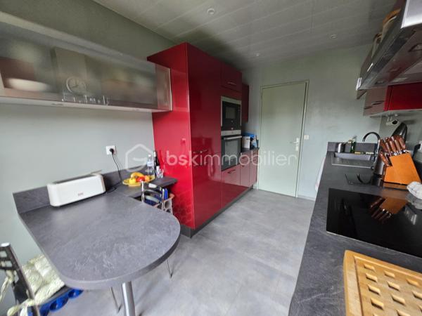 Magnifique appartement de type T4 de 79m² à Nevers

Exclusif chez BSK immobilier!

Situé dans une résidence recherchée, sécurisée avec ascenseur, dans un quartier très prisé de Nevers, proche du centre ville, des écoles,
commerces et commodités, nous vous présentons ce magnifique appartement entièrement rénové de type T4 d'une surface Loi Carrez de
79m², proposant 4 pièces, comprenant salon, séjour,, cuisine indépendante, aménagée et équipée, salle d'eau, wc 2 chambres, dressing
indépendant et équipé, beau balcon orienté sud-ouest avec belle vue sur la Loire, ainsi qu'une place de parking privative et une cave .
Cet appartement propose une grande entrée, dont le dégagement dessert toutes les pièces.
A droite de l'entrée, il dispose d'une cuisine indépendante, aménagée et équipée, ainsi qu'un petit cellier pour le côté pratique.
A gauche de l'entrée, cet appartement propose un salon et séjour de 31m², dont la porte fenêtre mène à un grand balcon orienté en sud
ouest, disposant d'une belle vue sur la Loire.
Face à l'entrée, un dégagement de couloir dessert un wc indépendant, une salle d'eau, ainsi que 2 chambres de 10m² et 10.5m², cette dernière
disposant également d'une porte fenêtre qui donne aussi sur le balcon.
Côté pratique, cet appartement propose aussi un beau dressing indépendant et équipé.
Cet appartement dispose également d'une place de parking privative et d'une cave.
Tous les sols de cet appartement sont en carrelage (entrée, dégagement, wc salle d'eau),en linoléum (cuisine et cellier) ou en parquet chêne mosaïque (salon séjour et dressing), il dispose d'une isolation double vitrage PVC, de volets roulants mécaniques, d'un chauffage collectif urbain compris dans les charges, ainsi qu'un ballon production d'eau chaude 200L.

Photos supplémentaires disponibles sur BSK IMMOBILIER > Nos conseillers > Olivier FRESLON.
Pour tout renseignement complémentaire ou pour une visite, contactez moi au 07.62.78.13.13

Les plus de cet appartement : Le quartier proche du centre ville et de toutes les commodités, l'environnement très calme, la résidence sécurisée et très recherchée, son agencement intérieur entièrement rénové, son balcon bien exposé avec sa vue sur la Loire, son interphone,
sa place de parking privative et sa cave.

Idéal pour un premier achat vous serez séduits par les atouts de ce bel appartement, c'est un vrai coup de coeur !!