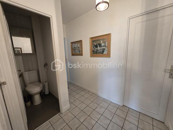 Magnifique appartement de type T4 de 79m² à Nevers

Exclusif chez BSK immobilier!

Situé dans une résidence recherchée, sécurisée avec ascenseur, dans un quartier très prisé de Nevers, proche du centre ville, des écoles,
commerces et commodités, nous vous présentons ce magnifique appartement entièrement rénové de type T4 d'une surface Loi Carrez de
79m², proposant 4 pièces, comprenant salon, séjour,, cuisine indépendante, aménagée et équipée, salle d'eau, wc 2 chambres, dressing
indépendant et équipé, beau balcon orienté sud-ouest avec belle vue sur la Loire, ainsi qu'une place de parking privative et une cave .
Cet appartement propose une grande entrée, dont le dégagement dessert toutes les pièces.
A droite de l'entrée, il dispose d'une cuisine indépendante, aménagée et équipée, ainsi qu'un petit cellier pour le côté pratique.
A gauche de l'entrée, cet appartement propose un salon et séjour de 31m², dont la porte fenêtre mène à un grand balcon orienté en sud
ouest, disposant d'une belle vue sur la Loire.
Face à l'entrée, un dégagement de couloir dessert un wc indépendant, une salle d'eau, ainsi que 2 chambres de 10m² et 10.5m², cette dernière
disposant également d'une porte fenêtre qui donne aussi sur le balcon.
Côté pratique, cet appartement propose aussi un beau dressing indépendant et équipé.
Cet appartement dispose également d'une place de parking privative et d'une cave.
Tous les sols de cet appartement sont en carrelage (entrée, dégagement, wc salle d'eau),en linoléum (cuisine et cellier) ou en parquet chêne mosaïque (salon séjour et dressing), il dispose d'une isolation double vitrage PVC, de volets roulants mécaniques, d'un chauffage collectif urbain compris dans les charges, ainsi qu'un ballon production d'eau chaude 200L.

Photos supplémentaires disponibles sur BSK IMMOBILIER > Nos conseillers > Olivier FRESLON.
Pour tout renseignement complémentaire ou pour une visite, contactez moi au 07.62.78.13.13

Les plus de cet appartement : Le quartier proche du centre ville et de toutes les commodités, l'environnement très calme, la résidence sécurisée et très recherchée, son agencement intérieur entièrement rénové, son balcon bien exposé avec sa vue sur la Loire, son interphone,
sa place de parking privative et sa cave.

Idéal pour un premier achat vous serez séduits par les atouts de ce bel appartement, c'est un vrai coup de coeur !!