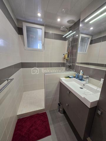 Magnifique appartement de type T4 de 79m² à Nevers

Exclusif chez BSK immobilier!

Situé dans une résidence recherchée, sécurisée avec ascenseur, dans un quartier très prisé de Nevers, proche du centre ville, des écoles,
commerces et commodités, nous vous présentons ce magnifique appartement entièrement rénové de type T4 d'une surface Loi Carrez de
79m², proposant 4 pièces, comprenant salon, séjour,, cuisine indépendante, aménagée et équipée, salle d'eau, wc 2 chambres, dressing
indépendant et équipé, beau balcon orienté sud-ouest avec belle vue sur la Loire, ainsi qu'une place de parking privative et une cave .
Cet appartement propose une grande entrée, dont le dégagement dessert toutes les pièces.
A droite de l'entrée, il dispose d'une cuisine indépendante, aménagée et équipée, ainsi qu'un petit cellier pour le côté pratique.
A gauche de l'entrée, cet appartement propose un salon et séjour de 31m², dont la porte fenêtre mène à un grand balcon orienté en sud
ouest, disposant d'une belle vue sur la Loire.
Face à l'entrée, un dégagement de couloir dessert un wc indépendant, une salle d'eau, ainsi que 2 chambres de 10m² et 10.5m², cette dernière
disposant également d'une porte fenêtre qui donne aussi sur le balcon.
Côté pratique, cet appartement propose aussi un beau dressing indépendant et équipé.
Cet appartement dispose également d'une place de parking privative et d'une cave.
Tous les sols de cet appartement sont en carrelage (entrée, dégagement, wc salle d'eau),en linoléum (cuisine et cellier) ou en parquet chêne mosaïque (salon séjour et dressing), il dispose d'une isolation double vitrage PVC, de volets roulants mécaniques, d'un chauffage collectif urbain compris dans les charges, ainsi qu'un ballon production d'eau chaude 200L.

Photos supplémentaires disponibles sur BSK IMMOBILIER > Nos conseillers > Olivier FRESLON.
Pour tout renseignement complémentaire ou pour une visite, contactez moi au 07.62.78.13.13

Les plus de cet appartement : Le quartier proche du centre ville et de toutes les commodités, l'environnement très calme, la résidence sécurisée et très recherchée, son agencement intérieur entièrement rénové, son balcon bien exposé avec sa vue sur la Loire, son interphone,
sa place de parking privative et sa cave.

Idéal pour un premier achat vous serez séduits par les atouts de ce bel appartement, c'est un vrai coup de coeur !!