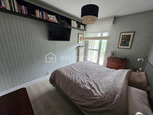 Magnifique appartement de type T4 de 79m² à Nevers

Exclusif chez BSK immobilier!

Situé dans une résidence recherchée, sécurisée avec ascenseur, dans un quartier très prisé de Nevers, proche du centre ville, des écoles,
commerces et commodités, nous vous présentons ce magnifique appartement entièrement rénové de type T4 d'une surface Loi Carrez de
79m², proposant 4 pièces, comprenant salon, séjour,, cuisine indépendante, aménagée et équipée, salle d'eau, wc 2 chambres, dressing
indépendant et équipé, beau balcon orienté sud-ouest avec belle vue sur la Loire, ainsi qu'une place de parking privative et une cave .
Cet appartement propose une grande entrée, dont le dégagement dessert toutes les pièces.
A droite de l'entrée, il dispose d'une cuisine indépendante, aménagée et équipée, ainsi qu'un petit cellier pour le côté pratique.
A gauche de l'entrée, cet appartement propose un salon et séjour de 31m², dont la porte fenêtre mène à un grand balcon orienté en sud
ouest, disposant d'une belle vue sur la Loire.
Face à l'entrée, un dégagement de couloir dessert un wc indépendant, une salle d'eau, ainsi que 2 chambres de 10m² et 10.5m², cette dernière
disposant également d'une porte fenêtre qui donne aussi sur le balcon.
Côté pratique, cet appartement propose aussi un beau dressing indépendant et équipé.
Cet appartement dispose également d'une place de parking privative et d'une cave.
Tous les sols de cet appartement sont en carrelage (entrée, dégagement, wc salle d'eau),en linoléum (cuisine et cellier) ou en parquet chêne mosaïque (salon séjour et dressing), il dispose d'une isolation double vitrage PVC, de volets roulants mécaniques, d'un chauffage collectif urbain compris dans les charges, ainsi qu'un ballon production d'eau chaude 200L.

Photos supplémentaires disponibles sur BSK IMMOBILIER > Nos conseillers > Olivier FRESLON.
Pour tout renseignement complémentaire ou pour une visite, contactez moi au 07.62.78.13.13

Les plus de cet appartement : Le quartier proche du centre ville et de toutes les commodités, l'environnement très calme, la résidence sécurisée et très recherchée, son agencement intérieur entièrement rénové, son balcon bien exposé avec sa vue sur la Loire, son interphone,
sa place de parking privative et sa cave.

Idéal pour un premier achat vous serez séduits par les atouts de ce bel appartement, c'est un vrai coup de coeur !!