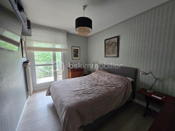 Magnifique appartement de type T4 de 79m² à Nevers

Exclusif chez BSK immobilier!

Situé dans une résidence recherchée, sécurisée avec ascenseur, dans un quartier très prisé de Nevers, proche du centre ville, des écoles,
commerces et commodités, nous vous présentons ce magnifique appartement entièrement rénové de type T4 d'une surface Loi Carrez de
79m², proposant 4 pièces, comprenant salon, séjour,, cuisine indépendante, aménagée et équipée, salle d'eau, wc 2 chambres, dressing
indépendant et équipé, beau balcon orienté sud-ouest avec belle vue sur la Loire, ainsi qu'une place de parking privative et une cave .
Cet appartement propose une grande entrée, dont le dégagement dessert toutes les pièces.
A droite de l'entrée, il dispose d'une cuisine indépendante, aménagée et équipée, ainsi qu'un petit cellier pour le côté pratique.
A gauche de l'entrée, cet appartement propose un salon et séjour de 31m², dont la porte fenêtre mène à un grand balcon orienté en sud
ouest, disposant d'une belle vue sur la Loire.
Face à l'entrée, un dégagement de couloir dessert un wc indépendant, une salle d'eau, ainsi que 2 chambres de 10m² et 10.5m², cette dernière
disposant également d'une porte fenêtre qui donne aussi sur le balcon.
Côté pratique, cet appartement propose aussi un beau dressing indépendant et équipé.
Cet appartement dispose également d'une place de parking privative et d'une cave.
Tous les sols de cet appartement sont en carrelage (entrée, dégagement, wc salle d'eau),en linoléum (cuisine et cellier) ou en parquet chêne mosaïque (salon séjour et dressing), il dispose d'une isolation double vitrage PVC, de volets roulants mécaniques, d'un chauffage collectif urbain compris dans les charges, ainsi qu'un ballon production d'eau chaude 200L.

Photos supplémentaires disponibles sur BSK IMMOBILIER > Nos conseillers > Olivier FRESLON.
Pour tout renseignement complémentaire ou pour une visite, contactez moi au 07.62.78.13.13

Les plus de cet appartement : Le quartier proche du centre ville et de toutes les commodités, l'environnement très calme, la résidence sécurisée et très recherchée, son agencement intérieur entièrement rénové, son balcon bien exposé avec sa vue sur la Loire, son interphone,
sa place de parking privative et sa cave.

Idéal pour un premier achat vous serez séduits par les atouts de ce bel appartement, c'est un vrai coup de coeur !!