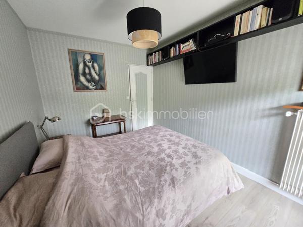 Magnifique appartement de type T4 de 79m² à Nevers

Exclusif chez BSK immobilier!

Situé dans une résidence recherchée, sécurisée avec ascenseur, dans un quartier très prisé de Nevers, proche du centre ville, des écoles,
commerces et commodités, nous vous présentons ce magnifique appartement entièrement rénové de type T4 d'une surface Loi Carrez de
79m², proposant 4 pièces, comprenant salon, séjour,, cuisine indépendante, aménagée et équipée, salle d'eau, wc 2 chambres, dressing
indépendant et équipé, beau balcon orienté sud-ouest avec belle vue sur la Loire, ainsi qu'une place de parking privative et une cave .
Cet appartement propose une grande entrée, dont le dégagement dessert toutes les pièces.
A droite de l'entrée, il dispose d'une cuisine indépendante, aménagée et équipée, ainsi qu'un petit cellier pour le côté pratique.
A gauche de l'entrée, cet appartement propose un salon et séjour de 31m², dont la porte fenêtre mène à un grand balcon orienté en sud
ouest, disposant d'une belle vue sur la Loire.
Face à l'entrée, un dégagement de couloir dessert un wc indépendant, une salle d'eau, ainsi que 2 chambres de 10m² et 10.5m², cette dernière
disposant également d'une porte fenêtre qui donne aussi sur le balcon.
Côté pratique, cet appartement propose aussi un beau dressing indépendant et équipé.
Cet appartement dispose également d'une place de parking privative et d'une cave.
Tous les sols de cet appartement sont en carrelage (entrée, dégagement, wc salle d'eau),en linoléum (cuisine et cellier) ou en parquet chêne mosaïque (salon séjour et dressing), il dispose d'une isolation double vitrage PVC, de volets roulants mécaniques, d'un chauffage collectif urbain compris dans les charges, ainsi qu'un ballon production d'eau chaude 200L.

Photos supplémentaires disponibles sur BSK IMMOBILIER > Nos conseillers > Olivier FRESLON.
Pour tout renseignement complémentaire ou pour une visite, contactez moi au 07.62.78.13.13

Les plus de cet appartement : Le quartier proche du centre ville et de toutes les commodités, l'environnement très calme, la résidence sécurisée et très recherchée, son agencement intérieur entièrement rénové, son balcon bien exposé avec sa vue sur la Loire, son interphone,
sa place de parking privative et sa cave.

Idéal pour un premier achat vous serez séduits par les atouts de ce bel appartement, c'est un vrai coup de coeur !!