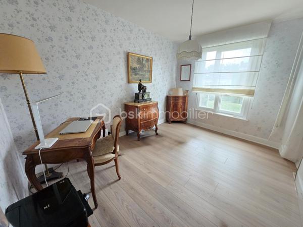 Magnifique appartement de type T4 de 79m² à Nevers

Exclusif chez BSK immobilier!

Situé dans une résidence recherchée, sécurisée avec ascenseur, dans un quartier très prisé de Nevers, proche du centre ville, des écoles,
commerces et commodités, nous vous présentons ce magnifique appartement entièrement rénové de type T4 d'une surface Loi Carrez de
79m², proposant 4 pièces, comprenant salon, séjour,, cuisine indépendante, aménagée et équipée, salle d'eau, wc 2 chambres, dressing
indépendant et équipé, beau balcon orienté sud-ouest avec belle vue sur la Loire, ainsi qu'une place de parking privative et une cave .
Cet appartement propose une grande entrée, dont le dégagement dessert toutes les pièces.
A droite de l'entrée, il dispose d'une cuisine indépendante, aménagée et équipée, ainsi qu'un petit cellier pour le côté pratique.
A gauche de l'entrée, cet appartement propose un salon et séjour de 31m², dont la porte fenêtre mène à un grand balcon orienté en sud
ouest, disposant d'une belle vue sur la Loire.
Face à l'entrée, un dégagement de couloir dessert un wc indépendant, une salle d'eau, ainsi que 2 chambres de 10m² et 10.5m², cette dernière
disposant également d'une porte fenêtre qui donne aussi sur le balcon.
Côté pratique, cet appartement propose aussi un beau dressing indépendant et équipé.
Cet appartement dispose également d'une place de parking privative et d'une cave.
Tous les sols de cet appartement sont en carrelage (entrée, dégagement, wc salle d'eau),en linoléum (cuisine et cellier) ou en parquet chêne mosaïque (salon séjour et dressing), il dispose d'une isolation double vitrage PVC, de volets roulants mécaniques, d'un chauffage collectif urbain compris dans les charges, ainsi qu'un ballon production d'eau chaude 200L.

Photos supplémentaires disponibles sur BSK IMMOBILIER > Nos conseillers > Olivier FRESLON.
Pour tout renseignement complémentaire ou pour une visite, contactez moi au 07.62.78.13.13

Les plus de cet appartement : Le quartier proche du centre ville et de toutes les commodités, l'environnement très calme, la résidence sécurisée et très recherchée, son agencement intérieur entièrement rénové, son balcon bien exposé avec sa vue sur la Loire, son interphone,
sa place de parking privative et sa cave.

Idéal pour un premier achat vous serez séduits par les atouts de ce bel appartement, c'est un vrai coup de coeur !!