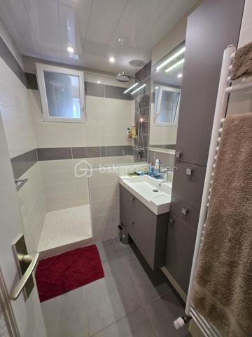 Magnifique appartement de type T4 de 79m² à Nevers

Exclusif chez BSK immobilier!

Situé dans une résidence recherchée, sécurisée avec ascenseur, dans un quartier très prisé de Nevers, proche du centre ville, des écoles,
commerces et commodités, nous vous présentons ce magnifique appartement entièrement rénové de type T4 d'une surface Loi Carrez de
79m², proposant 4 pièces, comprenant salon, séjour,, cuisine indépendante, aménagée et équipée, salle d'eau, wc 2 chambres, dressing
indépendant et équipé, beau balcon orienté sud-ouest avec belle vue sur la Loire, ainsi qu'une place de parking privative et une cave .
Cet appartement propose une grande entrée, dont le dégagement dessert toutes les pièces.
A droite de l'entrée, il dispose d'une cuisine indépendante, aménagée et équipée, ainsi qu'un petit cellier pour le côté pratique.
A gauche de l'entrée, cet appartement propose un salon et séjour de 31m², dont la porte fenêtre mène à un grand balcon orienté en sud
ouest, disposant d'une belle vue sur la Loire.
Face à l'entrée, un dégagement de couloir dessert un wc indépendant, une salle d'eau, ainsi que 2 chambres de 10m² et 10.5m², cette dernière
disposant également d'une porte fenêtre qui donne aussi sur le balcon.
Côté pratique, cet appartement propose aussi un beau dressing indépendant et équipé.
Cet appartement dispose également d'une place de parking privative et d'une cave.
Tous les sols de cet appartement sont en carrelage (entrée, dégagement, wc salle d'eau),en linoléum (cuisine et cellier) ou en parquet chêne mosaïque (salon séjour et dressing), il dispose d'une isolation double vitrage PVC, de volets roulants mécaniques, d'un chauffage collectif urbain compris dans les charges, ainsi qu'un ballon production d'eau chaude 200L.

Photos supplémentaires disponibles sur BSK IMMOBILIER > Nos conseillers > Olivier FRESLON.
Pour tout renseignement complémentaire ou pour une visite, contactez moi au 07.62.78.13.13

Les plus de cet appartement : Le quartier proche du centre ville et de toutes les commodités, l'environnement très calme, la résidence sécurisée et très recherchée, son agencement intérieur entièrement rénové, son balcon bien exposé avec sa vue sur la Loire, son interphone,
sa place de parking privative et sa cave.

Idéal pour un premier achat vous serez séduits par les atouts de ce bel appartement, c'est un vrai coup de coeur !!
