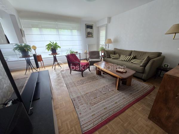 Magnifique appartement de type T4 de 79m² à Nevers

Exclusif chez BSK immobilier!

Situé dans une résidence recherchée, sécurisée avec ascenseur, dans un quartier très prisé de Nevers, proche du centre ville, des écoles,
commerces et commodités, nous vous présentons ce magnifique appartement entièrement rénové de type T4 d'une surface Loi Carrez de
79m², proposant 4 pièces, comprenant salon, séjour,, cuisine indépendante, aménagée et équipée, salle d'eau, wc 2 chambres, dressing
indépendant et équipé, beau balcon orienté sud-ouest avec belle vue sur la Loire, ainsi qu'une place de parking privative et une cave .
Cet appartement propose une grande entrée, dont le dégagement dessert toutes les pièces.
A droite de l'entrée, il dispose d'une cuisine indépendante, aménagée et équipée, ainsi qu'un petit cellier pour le côté pratique.
A gauche de l'entrée, cet appartement propose un salon et séjour de 31m², dont la porte fenêtre mène à un grand balcon orienté en sud
ouest, disposant d'une belle vue sur la Loire.
Face à l'entrée, un dégagement de couloir dessert un wc indépendant, une salle d'eau, ainsi que 2 chambres de 10m² et 10.5m², cette dernière
disposant également d'une porte fenêtre qui donne aussi sur le balcon.
Côté pratique, cet appartement propose aussi un beau dressing indépendant et équipé.
Cet appartement dispose également d'une place de parking privative et d'une cave.
Tous les sols de cet appartement sont en carrelage (entrée, dégagement, wc salle d'eau),en linoléum (cuisine et cellier) ou en parquet chêne mosaïque (salon séjour et dressing), il dispose d'une isolation double vitrage PVC, de volets roulants mécaniques, d'un chauffage collectif urbain compris dans les charges, ainsi qu'un ballon production d'eau chaude 200L.

Photos supplémentaires disponibles sur BSK IMMOBILIER > Nos conseillers > Olivier FRESLON.
Pour tout renseignement complémentaire ou pour une visite, contactez moi au 07.62.78.13.13

Les plus de cet appartement : Le quartier proche du centre ville et de toutes les commodités, l'environnement très calme, la résidence sécurisée et très recherchée, son agencement intérieur entièrement rénové, son balcon bien exposé avec sa vue sur la Loire, son interphone,
sa place de parking privative et sa cave.

Idéal pour un premier achat vous serez séduits par les atouts de ce bel appartement, c'est un vrai coup de coeur !!