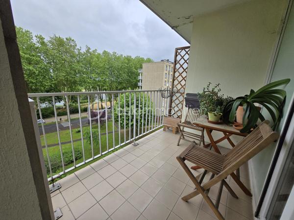 Magnifique appartement de type T4 de 79m² à Nevers

Exclusif chez BSK immobilier!

Situé dans une résidence recherchée, sécurisée avec ascenseur, dans un quartier très prisé de Nevers, proche du centre ville, des écoles,
commerces et commodités, nous vous présentons ce magnifique appartement entièrement rénové de type T4 d'une surface Loi Carrez de
79m², proposant 4 pièces, comprenant salon, séjour,, cuisine indépendante, aménagée et équipée, salle d'eau, wc 2 chambres, dressing
indépendant et équipé, beau balcon orienté sud-ouest avec belle vue sur la Loire, ainsi qu'une place de parking privative et une cave .
Cet appartement propose une grande entrée, dont le dégagement dessert toutes les pièces.
A droite de l'entrée, il dispose d'une cuisine indépendante, aménagée et équipée, ainsi qu'un petit cellier pour le côté pratique.
A gauche de l'entrée, cet appartement propose un salon et séjour de 31m², dont la porte fenêtre mène à un grand balcon orienté en sud
ouest, disposant d'une belle vue sur la Loire.
Face à l'entrée, un dégagement de couloir dessert un wc indépendant, une salle d'eau, ainsi que 2 chambres de 10m² et 10.5m², cette dernière
disposant également d'une porte fenêtre qui donne aussi sur le balcon.
Côté pratique, cet appartement propose aussi un beau dressing indépendant et équipé.
Cet appartement dispose également d'une place de parking privative et d'une cave.
Tous les sols de cet appartement sont en carrelage (entrée, dégagement, wc salle d'eau),en linoléum (cuisine et cellier) ou en parquet chêne mosaïque (salon séjour et dressing), il dispose d'une isolation double vitrage PVC, de volets roulants mécaniques, d'un chauffage collectif urbain compris dans les charges, ainsi qu'un ballon production d'eau chaude 200L.

Photos supplémentaires disponibles sur BSK IMMOBILIER > Nos conseillers > Olivier FRESLON.
Pour tout renseignement complémentaire ou pour une visite, contactez moi au 07.62.78.13.13

Les plus de cet appartement : Le quartier proche du centre ville et de toutes les commodités, l'environnement très calme, la résidence sécurisée et très recherchée, son agencement intérieur entièrement rénové, son balcon bien exposé avec sa vue sur la Loire, son interphone,
sa place de parking privative et sa cave.

Idéal pour un premier achat vous serez séduits par les atouts de ce bel appartement, c'est un vrai coup de coeur !!