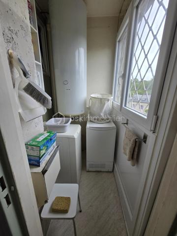 Magnifique appartement de type T4 de 79m² à Nevers

Exclusif chez BSK immobilier!

Situé dans une résidence recherchée, sécurisée avec ascenseur, dans un quartier très prisé de Nevers, proche du centre ville, des écoles,
commerces et commodités, nous vous présentons ce magnifique appartement entièrement rénové de type T4 d'une surface Loi Carrez de
79m², proposant 4 pièces, comprenant salon, séjour,, cuisine indépendante, aménagée et équipée, salle d'eau, wc 2 chambres, dressing
indépendant et équipé, beau balcon orienté sud-ouest avec belle vue sur la Loire, ainsi qu'une place de parking privative et une cave .
Cet appartement propose une grande entrée, dont le dégagement dessert toutes les pièces.
A droite de l'entrée, il dispose d'une cuisine indépendante, aménagée et équipée, ainsi qu'un petit cellier pour le côté pratique.
A gauche de l'entrée, cet appartement propose un salon et séjour de 31m², dont la porte fenêtre mène à un grand balcon orienté en sud
ouest, disposant d'une belle vue sur la Loire.
Face à l'entrée, un dégagement de couloir dessert un wc indépendant, une salle d'eau, ainsi que 2 chambres de 10m² et 10.5m², cette dernière
disposant également d'une porte fenêtre qui donne aussi sur le balcon.
Côté pratique, cet appartement propose aussi un beau dressing indépendant et équipé.
Cet appartement dispose également d'une place de parking privative et d'une cave.
Tous les sols de cet appartement sont en carrelage (entrée, dégagement, wc salle d'eau),en linoléum (cuisine et cellier) ou en parquet chêne mosaïque (salon séjour et dressing), il dispose d'une isolation double vitrage PVC, de volets roulants mécaniques, d'un chauffage collectif urbain compris dans les charges, ainsi qu'un ballon production d'eau chaude 200L.

Photos supplémentaires disponibles sur BSK IMMOBILIER > Nos conseillers > Olivier FRESLON.
Pour tout renseignement complémentaire ou pour une visite, contactez moi au 07.62.78.13.13

Les plus de cet appartement : Le quartier proche du centre ville et de toutes les commodités, l'environnement très calme, la résidence sécurisée et très recherchée, son agencement intérieur entièrement rénové, son balcon bien exposé avec sa vue sur la Loire, son interphone,
sa place de parking privative et sa cave.

Idéal pour un premier achat vous serez séduits par les atouts de ce bel appartement, c'est un vrai coup de coeur !!
