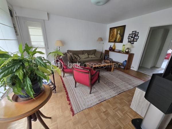 Magnifique appartement de type T4 de 79m² à Nevers

Exclusif chez BSK immobilier!

Situé dans une résidence recherchée, sécurisée avec ascenseur, dans un quartier très prisé de Nevers, proche du centre ville, des écoles,
commerces et commodités, nous vous présentons ce magnifique appartement entièrement rénové de type T4 d'une surface Loi Carrez de
79m², proposant 4 pièces, comprenant salon, séjour,, cuisine indépendante, aménagée et équipée, salle d'eau, wc 2 chambres, dressing
indépendant et équipé, beau balcon orienté sud-ouest avec belle vue sur la Loire, ainsi qu'une place de parking privative et une cave .
Cet appartement propose une grande entrée, dont le dégagement dessert toutes les pièces.
A droite de l'entrée, il dispose d'une cuisine indépendante, aménagée et équipée, ainsi qu'un petit cellier pour le côté pratique.
A gauche de l'entrée, cet appartement propose un salon et séjour de 31m², dont la porte fenêtre mène à un grand balcon orienté en sud
ouest, disposant d'une belle vue sur la Loire.
Face à l'entrée, un dégagement de couloir dessert un wc indépendant, une salle d'eau, ainsi que 2 chambres de 10m² et 10.5m², cette dernière
disposant également d'une porte fenêtre qui donne aussi sur le balcon.
Côté pratique, cet appartement propose aussi un beau dressing indépendant et équipé.
Cet appartement dispose également d'une place de parking privative et d'une cave.
Tous les sols de cet appartement sont en carrelage (entrée, dégagement, wc salle d'eau),en linoléum (cuisine et cellier) ou en parquet chêne mosaïque (salon séjour et dressing), il dispose d'une isolation double vitrage PVC, de volets roulants mécaniques, d'un chauffage collectif urbain compris dans les charges, ainsi qu'un ballon production d'eau chaude 200L.

Photos supplémentaires disponibles sur BSK IMMOBILIER > Nos conseillers > Olivier FRESLON.
Pour tout renseignement complémentaire ou pour une visite, contactez moi au 07.62.78.13.13

Les plus de cet appartement : Le quartier proche du centre ville et de toutes les commodités, l'environnement très calme, la résidence sécurisée et très recherchée, son agencement intérieur entièrement rénové, son balcon bien exposé avec sa vue sur la Loire, son interphone,
sa place de parking privative et sa cave.

Idéal pour un premier achat vous serez séduits par les atouts de ce bel appartement, c'est un vrai coup de coeur !!