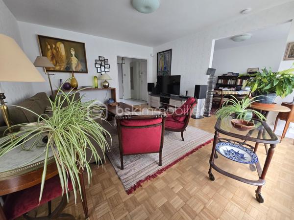 Magnifique appartement de type T4 de 79m² à Nevers

Exclusif chez BSK immobilier!

Situé dans une résidence recherchée, sécurisée avec ascenseur, dans un quartier très prisé de Nevers, proche du centre ville, des écoles,
commerces et commodités, nous vous présentons ce magnifique appartement entièrement rénové de type T4 d'une surface Loi Carrez de
79m², proposant 4 pièces, comprenant salon, séjour,, cuisine indépendante, aménagée et équipée, salle d'eau, wc 2 chambres, dressing
indépendant et équipé, beau balcon orienté sud-ouest avec belle vue sur la Loire, ainsi qu'une place de parking privative et une cave .
Cet appartement propose une grande entrée, dont le dégagement dessert toutes les pièces.
A droite de l'entrée, il dispose d'une cuisine indépendante, aménagée et équipée, ainsi qu'un petit cellier pour le côté pratique.
A gauche de l'entrée, cet appartement propose un salon et séjour de 31m², dont la porte fenêtre mène à un grand balcon orienté en sud
ouest, disposant d'une belle vue sur la Loire.
Face à l'entrée, un dégagement de couloir dessert un wc indépendant, une salle d'eau, ainsi que 2 chambres de 10m² et 10.5m², cette dernière
disposant également d'une porte fenêtre qui donne aussi sur le balcon.
Côté pratique, cet appartement propose aussi un beau dressing indépendant et équipé.
Cet appartement dispose également d'une place de parking privative et d'une cave.
Tous les sols de cet appartement sont en carrelage (entrée, dégagement, wc salle d'eau),en linoléum (cuisine et cellier) ou en parquet chêne mosaïque (salon séjour et dressing), il dispose d'une isolation double vitrage PVC, de volets roulants mécaniques, d'un chauffage collectif urbain compris dans les charges, ainsi qu'un ballon production d'eau chaude 200L.

Photos supplémentaires disponibles sur BSK IMMOBILIER > Nos conseillers > Olivier FRESLON.
Pour tout renseignement complémentaire ou pour une visite, contactez moi au 07.62.78.13.13

Les plus de cet appartement : Le quartier proche du centre ville et de toutes les commodités, l'environnement très calme, la résidence sécurisée et très recherchée, son agencement intérieur entièrement rénové, son balcon bien exposé avec sa vue sur la Loire, son interphone,
sa place de parking privative et sa cave.

Idéal pour un premier achat vous serez séduits par les atouts de ce bel appartement, c'est un vrai coup de coeur !!