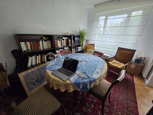 Magnifique appartement de type T4 de 79m² à Nevers

Exclusif chez BSK immobilier!

Situé dans une résidence recherchée, sécurisée avec ascenseur, dans un quartier très prisé de Nevers, proche du centre ville, des écoles,
commerces et commodités, nous vous présentons ce magnifique appartement entièrement rénové de type T4 d'une surface Loi Carrez de
79m², proposant 4 pièces, comprenant salon, séjour,, cuisine indépendante, aménagée et équipée, salle d'eau, wc 2 chambres, dressing
indépendant et équipé, beau balcon orienté sud-ouest avec belle vue sur la Loire, ainsi qu'une place de parking privative et une cave .
Cet appartement propose une grande entrée, dont le dégagement dessert toutes les pièces.
A droite de l'entrée, il dispose d'une cuisine indépendante, aménagée et équipée, ainsi qu'un petit cellier pour le côté pratique.
A gauche de l'entrée, cet appartement propose un salon et séjour de 31m², dont la porte fenêtre mène à un grand balcon orienté en sud
ouest, disposant d'une belle vue sur la Loire.
Face à l'entrée, un dégagement de couloir dessert un wc indépendant, une salle d'eau, ainsi que 2 chambres de 10m² et 10.5m², cette dernière
disposant également d'une porte fenêtre qui donne aussi sur le balcon.
Côté pratique, cet appartement propose aussi un beau dressing indépendant et équipé.
Cet appartement dispose également d'une place de parking privative et d'une cave.
Tous les sols de cet appartement sont en carrelage (entrée, dégagement, wc salle d'eau),en linoléum (cuisine et cellier) ou en parquet chêne mosaïque (salon séjour et dressing), il dispose d'une isolation double vitrage PVC, de volets roulants mécaniques, d'un chauffage collectif urbain compris dans les charges, ainsi qu'un ballon production d'eau chaude 200L.

Photos supplémentaires disponibles sur BSK IMMOBILIER > Nos conseillers > Olivier FRESLON.
Pour tout renseignement complémentaire ou pour une visite, contactez moi au 07.62.78.13.13

Les plus de cet appartement : Le quartier proche du centre ville et de toutes les commodités, l'environnement très calme, la résidence sécurisée et très recherchée, son agencement intérieur entièrement rénové, son balcon bien exposé avec sa vue sur la Loire, son interphone,
sa place de parking privative et sa cave.

Idéal pour un premier achat vous serez séduits par les atouts de ce bel appartement, c'est un vrai coup de coeur !!