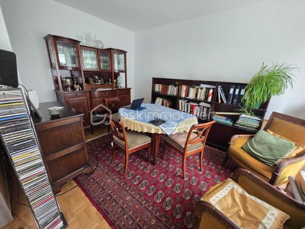 Magnifique appartement de type T4 de 79m² à Nevers

Exclusif chez BSK immobilier!

Situé dans une résidence recherchée, sécurisée avec ascenseur, dans un quartier très prisé de Nevers, proche du centre ville, des écoles,
commerces et commodités, nous vous présentons ce magnifique appartement entièrement rénové de type T4 d'une surface Loi Carrez de
79m², proposant 4 pièces, comprenant salon, séjour,, cuisine indépendante, aménagée et équipée, salle d'eau, wc 2 chambres, dressing
indépendant et équipé, beau balcon orienté sud-ouest avec belle vue sur la Loire, ainsi qu'une place de parking privative et une cave .
Cet appartement propose une grande entrée, dont le dégagement dessert toutes les pièces.
A droite de l'entrée, il dispose d'une cuisine indépendante, aménagée et équipée, ainsi qu'un petit cellier pour le côté pratique.
A gauche de l'entrée, cet appartement propose un salon et séjour de 31m², dont la porte fenêtre mène à un grand balcon orienté en sud
ouest, disposant d'une belle vue sur la Loire.
Face à l'entrée, un dégagement de couloir dessert un wc indépendant, une salle d'eau, ainsi que 2 chambres de 10m² et 10.5m², cette dernière
disposant également d'une porte fenêtre qui donne aussi sur le balcon.
Côté pratique, cet appartement propose aussi un beau dressing indépendant et équipé.
Cet appartement dispose également d'une place de parking privative et d'une cave.
Tous les sols de cet appartement sont en carrelage (entrée, dégagement, wc salle d'eau),en linoléum (cuisine et cellier) ou en parquet chêne mosaïque (salon séjour et dressing), il dispose d'une isolation double vitrage PVC, de volets roulants mécaniques, d'un chauffage collectif urbain compris dans les charges, ainsi qu'un ballon production d'eau chaude 200L.

Photos supplémentaires disponibles sur BSK IMMOBILIER > Nos conseillers > Olivier FRESLON.
Pour tout renseignement complémentaire ou pour une visite, contactez moi au 07.62.78.13.13

Les plus de cet appartement : Le quartier proche du centre ville et de toutes les commodités, l'environnement très calme, la résidence sécurisée et très recherchée, son agencement intérieur entièrement rénové, son balcon bien exposé avec sa vue sur la Loire, son interphone,
sa place de parking privative et sa cave.

Idéal pour un premier achat vous serez séduits par les atouts de ce bel appartement, c'est un vrai coup de coeur !!