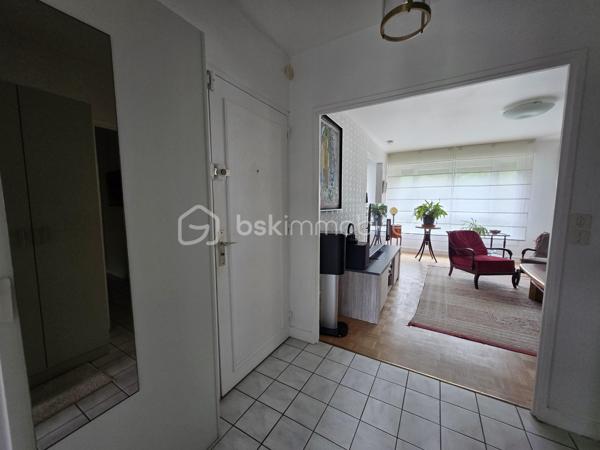 Magnifique appartement de type T4 de 79m² à Nevers

Exclusif chez BSK immobilier!

Situé dans une résidence recherchée, sécurisée avec ascenseur, dans un quartier très prisé de Nevers, proche du centre ville, des écoles,
commerces et commodités, nous vous présentons ce magnifique appartement entièrement rénové de type T4 d'une surface Loi Carrez de
79m², proposant 4 pièces, comprenant salon, séjour,, cuisine indépendante, aménagée et équipée, salle d'eau, wc 2 chambres, dressing
indépendant et équipé, beau balcon orienté sud-ouest avec belle vue sur la Loire, ainsi qu'une place de parking privative et une cave .
Cet appartement propose une grande entrée, dont le dégagement dessert toutes les pièces.
A droite de l'entrée, il dispose d'une cuisine indépendante, aménagée et équipée, ainsi qu'un petit cellier pour le côté pratique.
A gauche de l'entrée, cet appartement propose un salon et séjour de 31m², dont la porte fenêtre mène à un grand balcon orienté en sud
ouest, disposant d'une belle vue sur la Loire.
Face à l'entrée, un dégagement de couloir dessert un wc indépendant, une salle d'eau, ainsi que 2 chambres de 10m² et 10.5m², cette dernière
disposant également d'une porte fenêtre qui donne aussi sur le balcon.
Côté pratique, cet appartement propose aussi un beau dressing indépendant et équipé.
Cet appartement dispose également d'une place de parking privative et d'une cave.
Tous les sols de cet appartement sont en carrelage (entrée, dégagement, wc salle d'eau),en linoléum (cuisine et cellier) ou en parquet chêne mosaïque (salon séjour et dressing), il dispose d'une isolation double vitrage PVC, de volets roulants mécaniques, d'un chauffage collectif urbain compris dans les charges, ainsi qu'un ballon production d'eau chaude 200L.

Photos supplémentaires disponibles sur BSK IMMOBILIER > Nos conseillers > Olivier FRESLON.
Pour tout renseignement complémentaire ou pour une visite, contactez moi au 07.62.78.13.13

Les plus de cet appartement : Le quartier proche du centre ville et de toutes les commodités, l'environnement très calme, la résidence sécurisée et très recherchée, son agencement intérieur entièrement rénové, son balcon bien exposé avec sa vue sur la Loire, son interphone,
sa place de parking privative et sa cave.

Idéal pour un premier achat vous serez séduits par les atouts de ce bel appartement, c'est un vrai coup de coeur !!