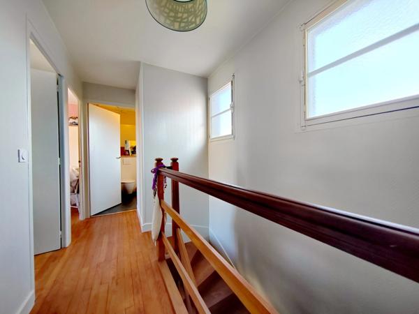 Maison rénovée avec goût au centre de Fleurance avec garage au calme.