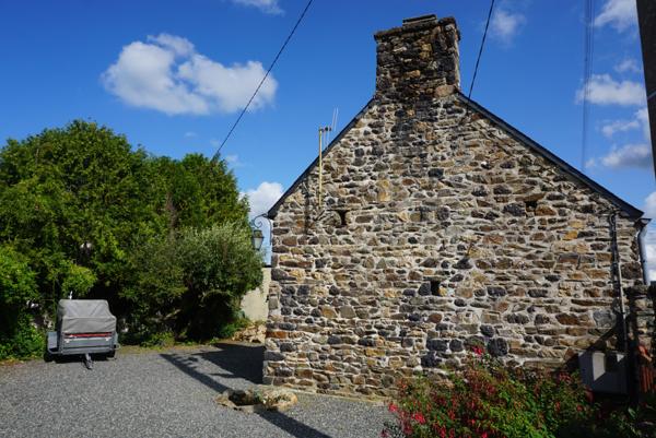 Lanvollon (22290) Longère en pierre au centre de Lanvollon