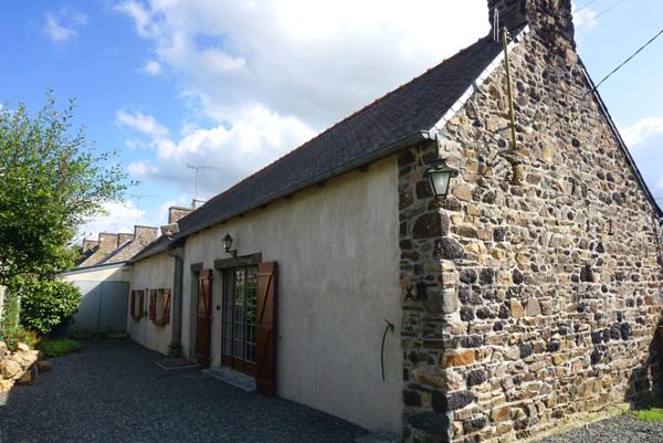 Lanvollon (22290) Longère en pierre au centre de Lanvollon