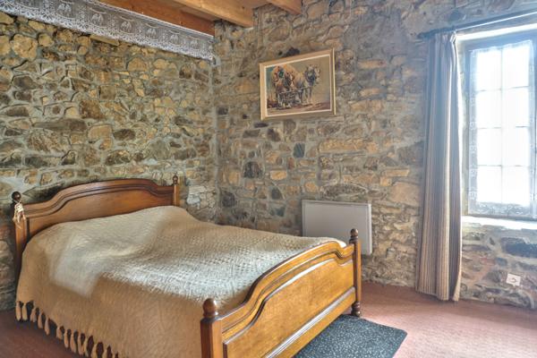 Lanvollon (22290) Longère en pierre au centre de Lanvollon