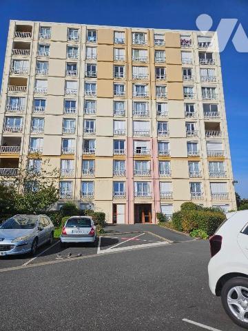 Un appartement situé au troisième étage comprenant ; entrée, séjour, cuisine, deux chambres, sa...