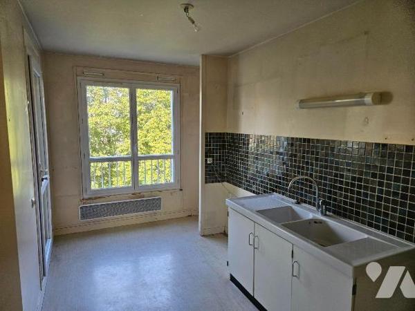 Un appartement situé au troisième étage comprenant ; entrée, séjour, cuisine, deux chambres, sa...