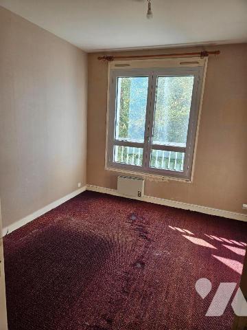 Un appartement situé au troisième étage comprenant ; entrée, séjour, cuisine, deux chambres, sa...