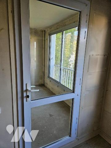 Un appartement situé au troisième étage comprenant ; entrée, séjour, cuisine, deux chambres, sa...