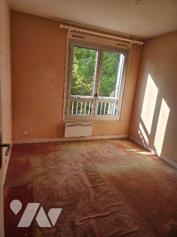 Un appartement situé au troisième étage comprenant ; entrée, séjour, cuisine, deux chambres, sa...