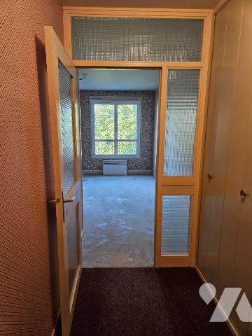 Un appartement situé au troisième étage comprenant ; entrée, séjour, cuisine, deux chambres, sa...