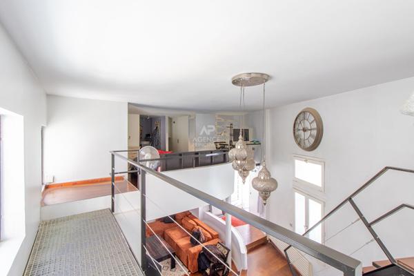 PARIS 18EME - DUPLEX - RUE MONTCALM - METRO LAMARCK-CAULAINCOURT 795 000 € **  - Référence  6886-NG