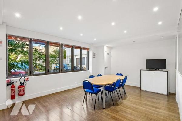 Immeuble mixte sur Cour  Montreuil 