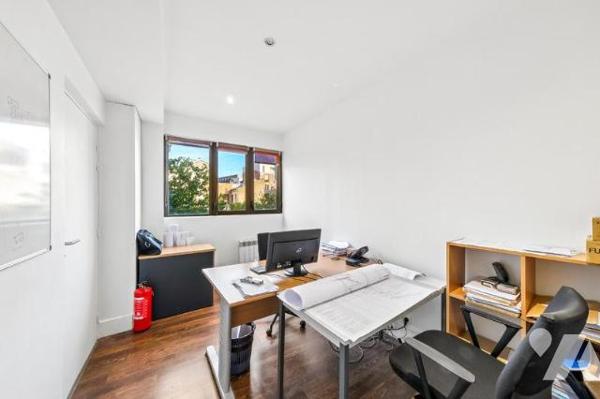 Immeuble mixte sur Cour  Montreuil 