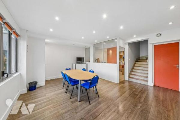 Immeuble mixte sur Cour  Montreuil 