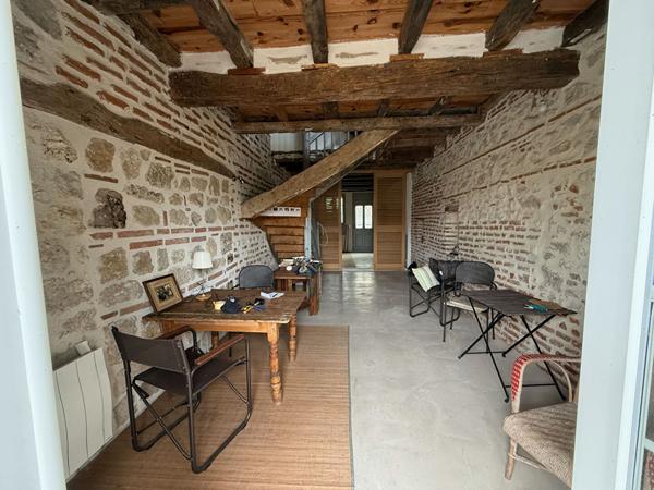 VILLENEUVE SUR LOT. BORD DU LOT. Beau potentiel pour cette charmante maison de ville d'environ 180m2 habitable. La maison possède deux terrasses avec la vue sur le lot et un garage. Elle offre pleins de possibilités et même il est possible d'y faire deux , Villeneuve sur lot