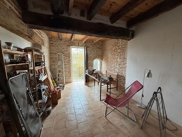 VILLENEUVE SUR LOT. BORD DU LOT. Beau potentiel pour cette charmante maison de ville d'environ 180m2 habitable. La maison possède deux terrasses avec la vue sur le lot et un garage. Elle offre pleins de possibilités et même il est possible d'y faire deux , Villeneuve sur lot