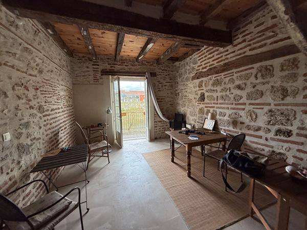VILLENEUVE SUR LOT. BORD DU LOT. Beau potentiel pour cette charmante maison de ville d'environ 180m2 habitable. La maison possède deux terrasses avec la vue sur le lot et un garage. Elle offre pleins de possibilités et même il est possible d'y faire deux , Villeneuve sur lot
