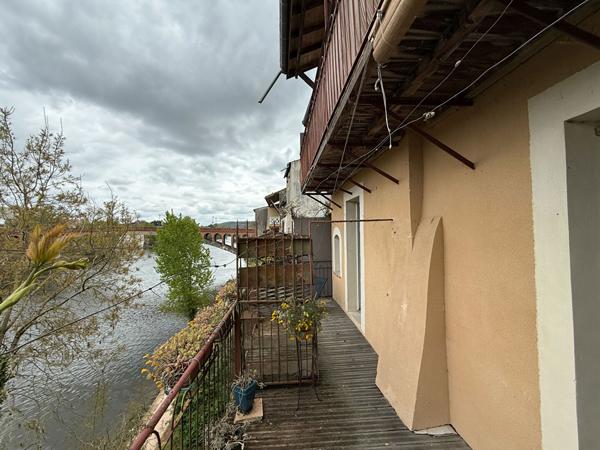 VILLENEUVE SUR LOT. BORD DU LOT. Beau potentiel pour cette charmante maison de ville d'environ 180m2 habitable. La maison possède deux terrasses avec la vue sur le lot et un garage. Elle offre pleins de possibilités et même il est possible d'y faire deux , Villeneuve sur lot