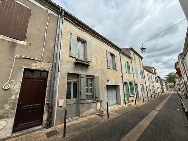 VILLENEUVE SUR LOT. BORD DU LOT. Beau potentiel pour cette charmante maison de ville d'environ 180m2 habitable. La maison possède deux terrasses avec la vue sur le lot et un garage. Elle offre pleins de possibilités et même il est possible d'y faire deux , Villeneuve sur lot