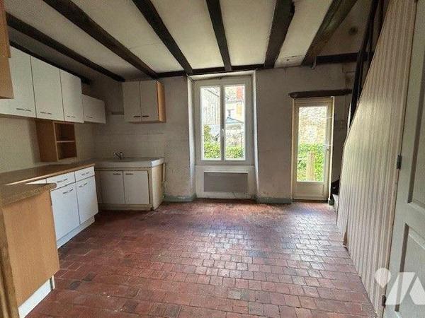 MAISON A VENDRE BAUGE EN ANJOU
Commerces, Services, Ecoles...
Maison située centre de Baugé
...