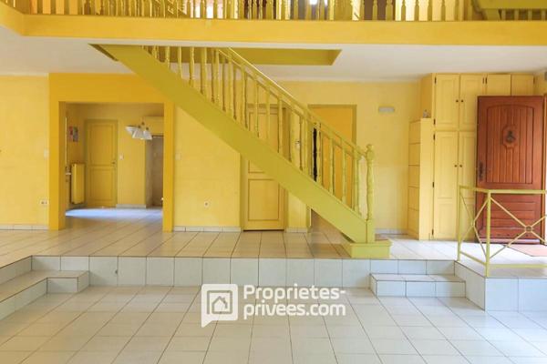 Propriété de caractère et sa piscine sans vis-à-vis