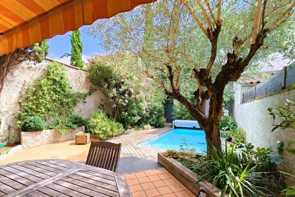 Maison bourgeoise avec jardin intimiste, garage, piscine