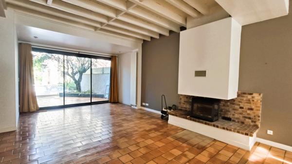 Maison bourgeoise avec jardin intimiste, garage, piscine