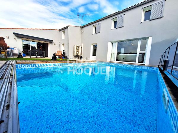 Belle Aunisienne rénovée,10 pièces avec piscine au calme.