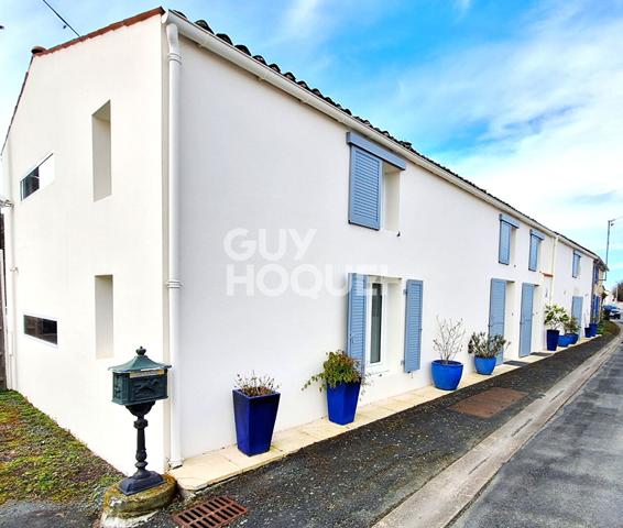 Belle Aunisienne rénovée,10 pièces avec piscine au calme.