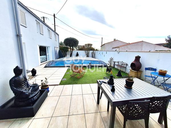 Belle Aunisienne rénovée,10 pièces avec piscine au calme.