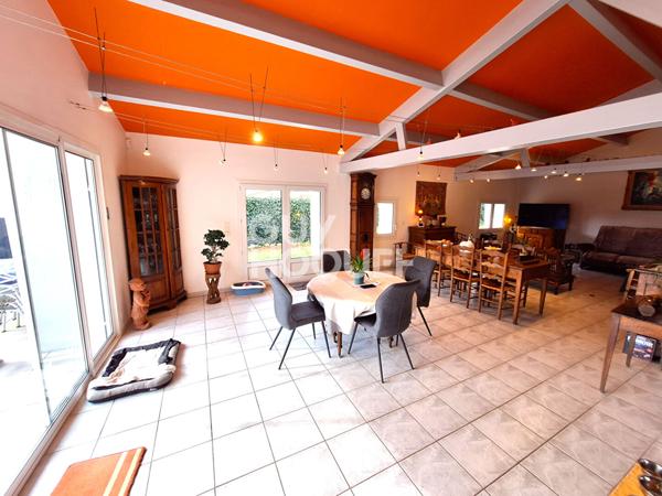 Belle Aunisienne rénovée,10 pièces avec piscine au calme.