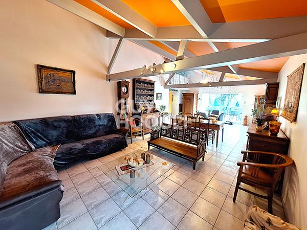 Belle Aunisienne rénovée,10 pièces avec piscine au calme.