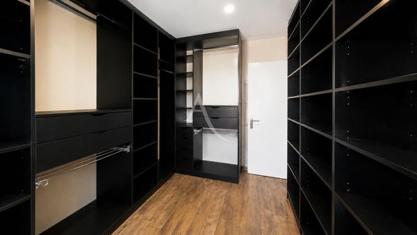 Appartement avec double box , dernier étage, proche RER A