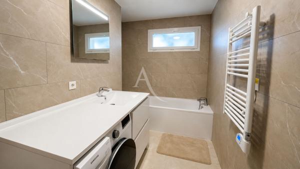 Appartement avec double box , dernier étage, proche RER A