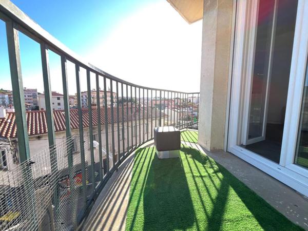 Charmant appartement de type T3/T4 de 106 m²  très spacieux avec balcon  au 2 ème étage sans ascenseur